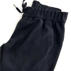 lululemon athletica women size medium size 6 Black Joggers just don’t fit me 😕